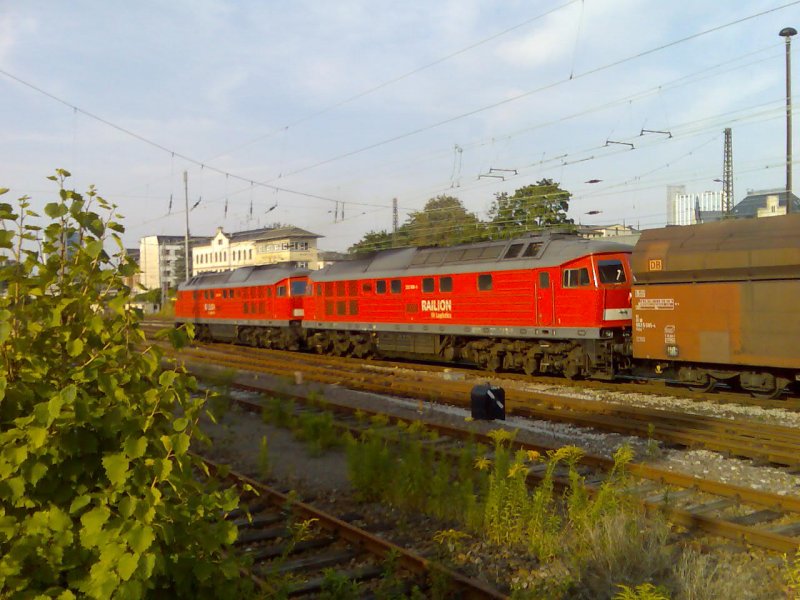 2x232 mit Kohlependel bei der Ausfahrt aus Chemnitz Hbf