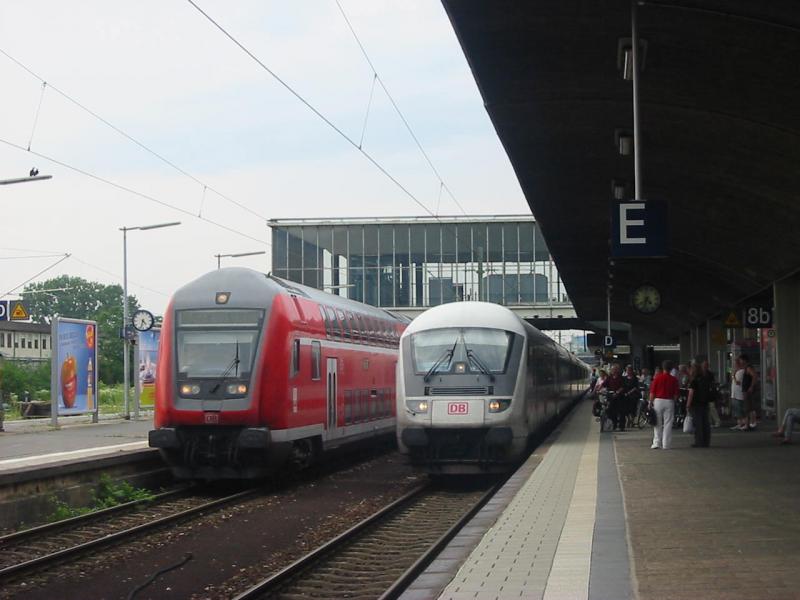 2xSteuerwagen, links RE von Frankfurt am Main der in Heidelberg endet und daneben IC bei der Einfahrt von Heidelberg, er fhrt weiter nach Stuttgart.
18.7.2005
