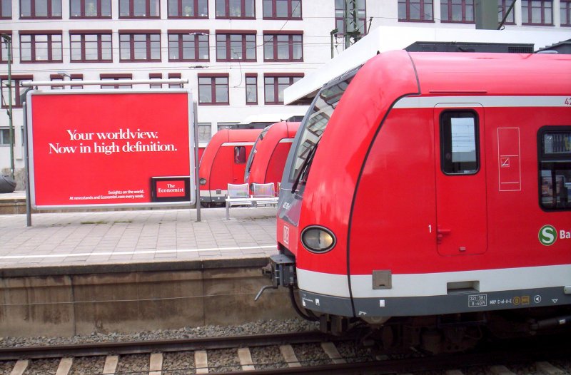3 423er ind ein Farblich dazu gut passenden Werbeplakat in Mnchen Ostbahnhof am 24.03.2007