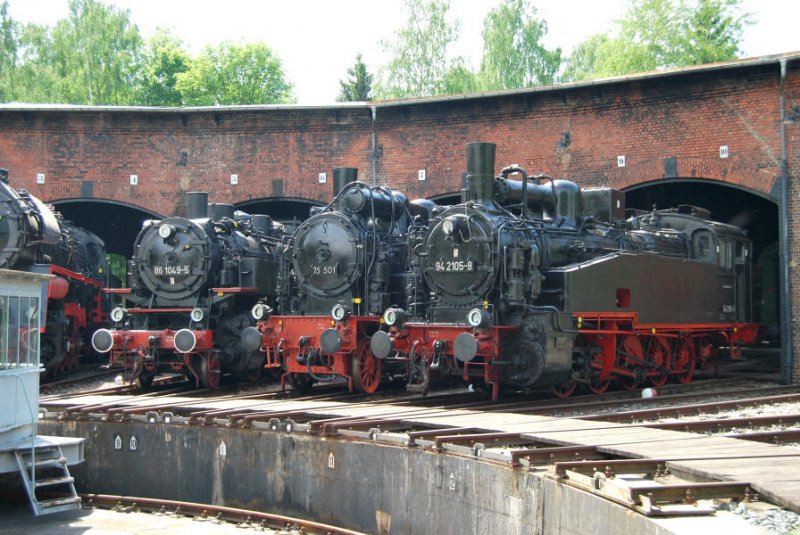 3 der auf schsischen Nebenbahnen typischsten Tenderloks waren vorm Lokschuppen im BW Schwarzenberg aufgestellt, 21.05.09