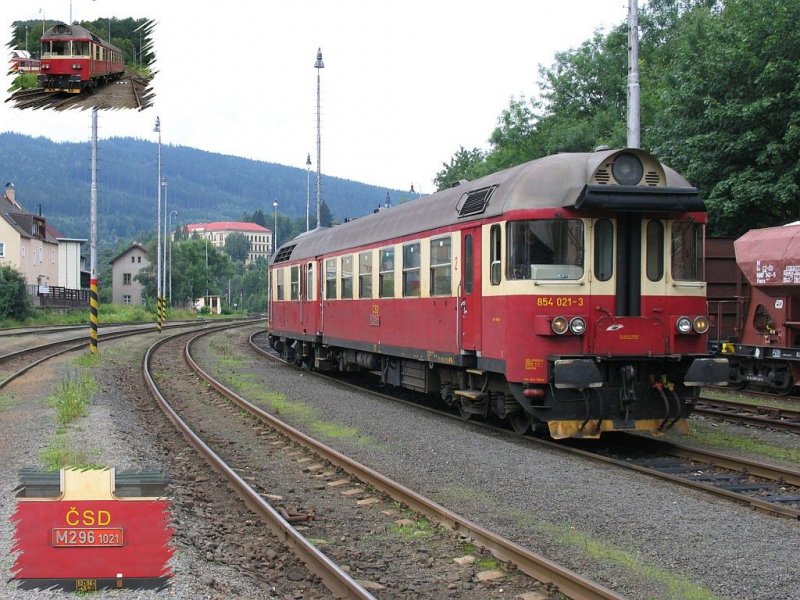 3 Bilder in 1: Auf dieses Bild sind die verschiedene Zugspitzen von die Triebwagens der BR 854 zu sehen (links oben) wie auch das CSD-Nummer (links unter). Die 854 021-3 in alte Lackierung und mit original Nummer M296.1021 whrend das Umlaufen auf Bahnhof Tanvald am 12-7-2009.