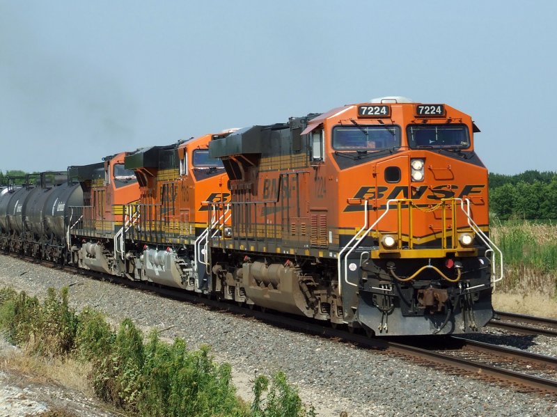 3 BNSF Dash-9, die ersten Zwei davon mit dem neusten BNSF Design, ziehen einen Mix-Gueterzug am 12.07.2009 durch Rose Hill, Kansas.