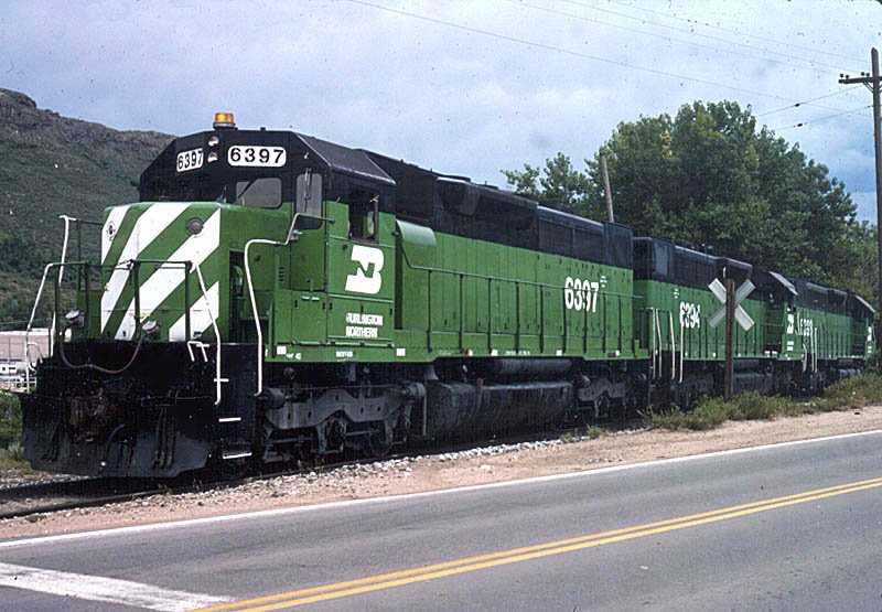 3 Dieselmaschinen der Burlington-Northern setzen sich in Golden/Colorado mit Gterzug in Bewegung. Scan ab Dia, Aug. 1988
