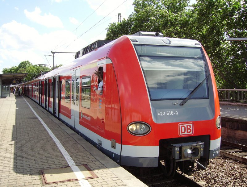 3-fach Traktion Br 423 mit 423 018-0 an der Spitze als S 1 Plochingen - Herrenberg in Stuttgart-Untertrkheim. 18.08.08