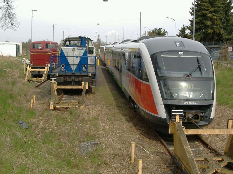 3 ganz unterschiedliche Triebfahrzeuge am 19.04.2006 in D�ren-Distelrath:

Ganz links die V20 der Dampfbahn Rur-Wurm-Inde (DRWI) -eine B-gekuppelte Mak-Lok Baujahr 1960, die vom Eschweiler Bergwerksverein (EBV)stammt.

In der Mitte Lok V105  Sally  (Typ OnRail-MaK DH 1004)der Rurtalbahn.

Und ganz rechts zwei fabrikneue Siemens-Desiros (BDZ 10046 + 10044) f�r die bulgarische BDZ, welche hier vor der Ablieferung Probefahrten absolvierten. An diesem Tag stehen hier 4 Desiros f�r Bulgarien ( BDZ 10043-10046) .
