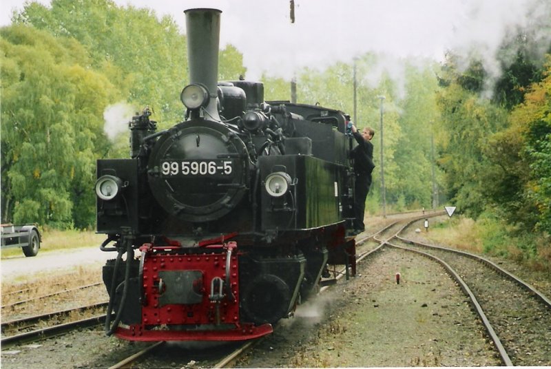 3. Oktober 2005 ist 99 5906 in Hasselfelde angekommen, hat bereits umgesetzt und macht sich nun auf die Fahrt nach Gernrode bereit. Wo sie auf ihrer Fahrt in Alexisbad den 2. Dampfzug des Selketals gezogen von einer 72er treffen wird.