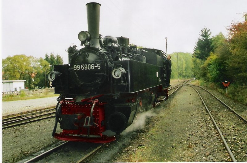 3. Oktober 2005 ist 99 5906 in Hasselfelde angekommen, hat bereits umgesetzt und macht sich nun auf die Fahrt nach Gernrode bereit. Wo sie auf ihrer Fahrt in Alexisbad den 2. Dampfzug des Selketals gezogen von einer 72er treffen wird.