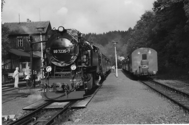3. Oktober 2005. Im Bahnhof Alexisbad Kreuzen sich die beiden Dampfzge des Selketals gegen 16:30. Gezogen von Lok 99 7235-7 und 99 5906-5.