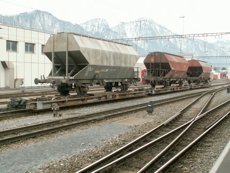 3 SBB Schttgutwagen auf RhB Rollschemel am 07.02.07 in Landquart