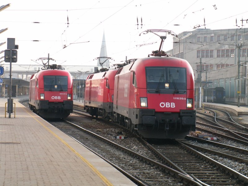 3 Taurus Lokomotiven auf einem Bild, 1116 Tandem auf dem Weg um den EC nach Basel zu bespannen, 1016 wartend vor einem Haltesignal,Wien-West, 17.2.2006