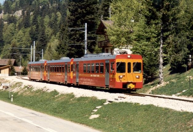 3 Teiliger Pendelzug mit 2 Steuerwagen Bt und Motorwagen Be 4/4 unterwegs im Juni 1985