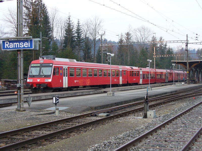 3 Teiliger Pendelzug mit ABt 935 + B-Jumbo + RBDe 4/4 im Bahnhof von Ramsei am 23.02.2007