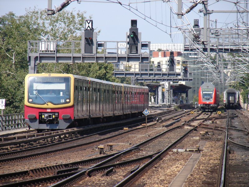 3 verschiedene Zge auf der Berliner Stadtbahn zwischen Berlin Zoologischer Garten - Tiergarten - Bellevue - Hauptbahnhof. Links die Berliner S-Bahn S75 nach Spandau, dann RE1  RE 38026  nach Magdeburg ber Potsdam Hbf in ganz rechts der Zugschluss vom IC 2447 aus Mnster (Westf).
