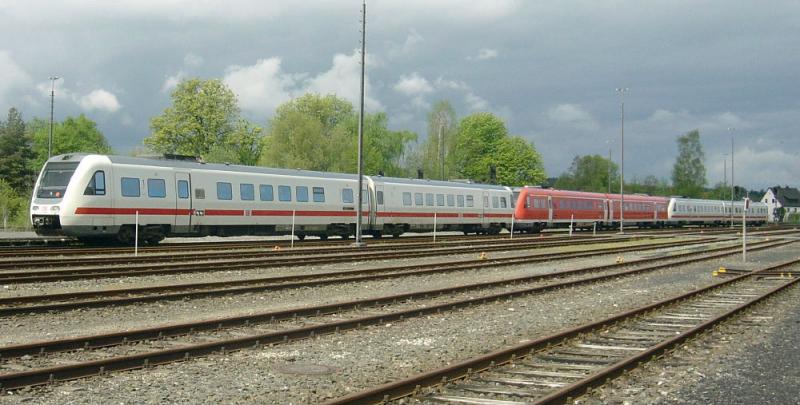 3 VT612 verlassen am 05.05.2005 den Bahnhof von Neuenmarkt-Wirsberg als RE nach W�rzburg.