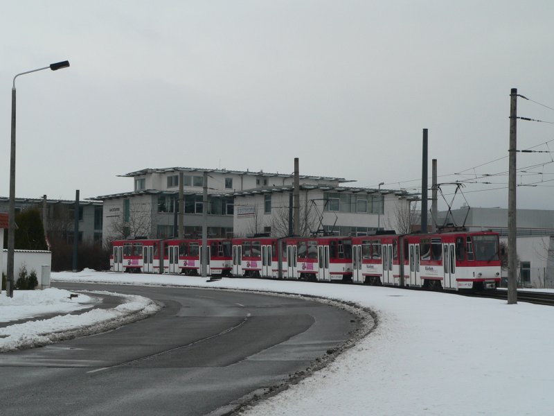 3-Wagen-Tatrazug auf der Linie 3 in Richtung Urbicher Kreuz nahe der Endhaltestelle. 20.2.2009