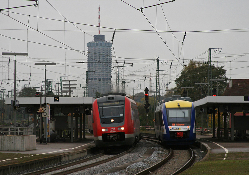 3 x 612, angefhrt von 612 583, durchfahren am 25.10.2009 als RE 3392 A.-Oberhausen. Rechts steht die BRB 38757 Richtung Schongau bereit.