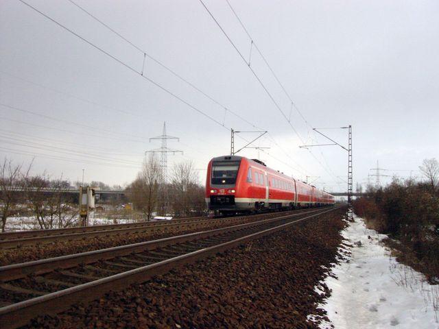 3 x 612  RegioSwinger  als RE auf dem Weg von Frankfurt (M) nach Saarbrcken bei Mainz am 06.03.06.