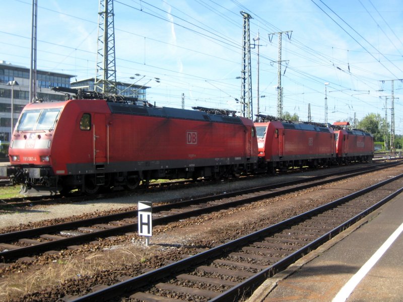 3 x Br 185 (2x DB und einmal Railion) stehen am 10. August abgebgelt in Singen.