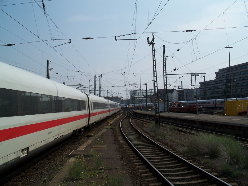 3 Zge auf einmal in Hannover Hbf.
Links ICE 2 nach Kln/Bonn Flughafen in der Mitte ein Metronom der in Hannoover endet (weil es auf der Anzeigetafel in der Bahnhofhalle stand) und rechts ein ICE 1 richtung Sden. (6.8.2007)