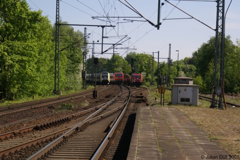 3 Zge begegnen sich an der sdlichen Bahnhofsausfahrt von Tornesch.Es handelt sich dabei um ER 20-012 mit einer NOB  nach Westerland (links) ,143 861-3 mit einer RB nach Hamburg-Altona (mitte) und 185 276-3 mit einem Gterzug Richtung Padborg.Bild vom 5.5.2007