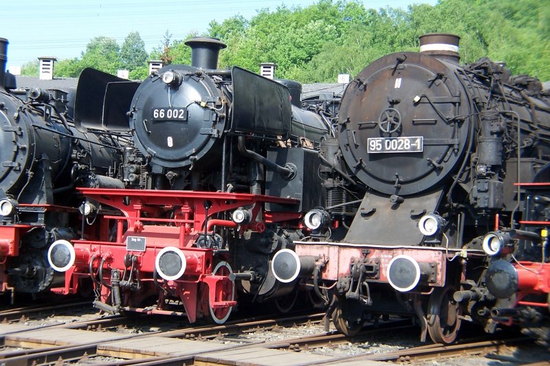 30 Jahre DGEG. Zu dieser Feier gab es reichlich Dampfloks, tolles Wetter, aber nur einen Wurst- und Getrnkestand. Tja und Einlass war am Sonntag 10Min vor der offiziellen Zeit mit langen Schlangen und verrgerten Fans. Aber die Auswahl der Maschinen, die reichlichen Pendel- und Fhrerstandsmitfahrten vershnten uns dann doch wieder.