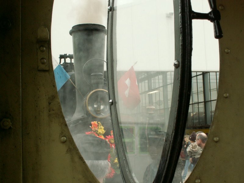 30 J.SchBB.Blick aus dem hinteren Fhrerstandsfenster von Lok  Emma  auf den Kamin von Lok  Pinus  am 28.09.08