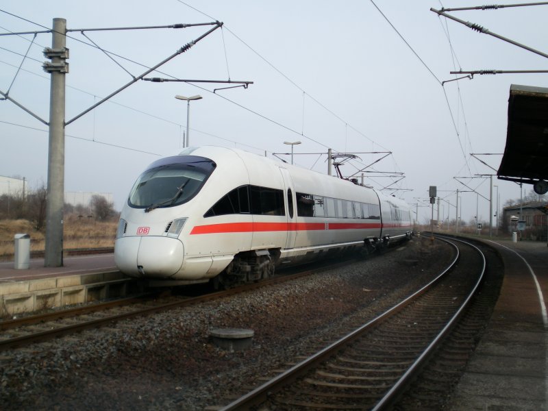 30.01.2008: umgeleiteter ICE auf der KBS 595 mit dem Ziel Frankfurt (Main) hat noch gut 40min Fahrt bis zum nchsten Halt Erfurt Hbf vor sich. Aufnahme im Bahnhof Artern.