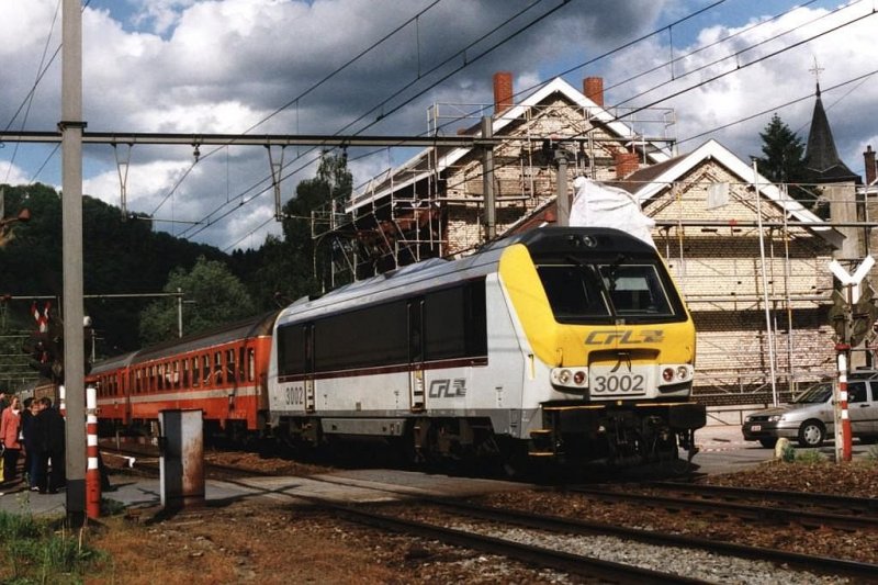 3002 mit IR 116 Luxemburg-Liers auf Bahnhof Poulseur am 17-5-2001. Bild und scan: Date Jan de Vries.