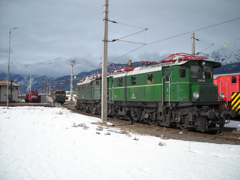 30.03.2009, 1245.05 und 1245.04 vor der Drehscheibe der Zf Saalfelden, im Hintergrund die Schnellzuglok 1670.09 aus dem Jahre 1928.