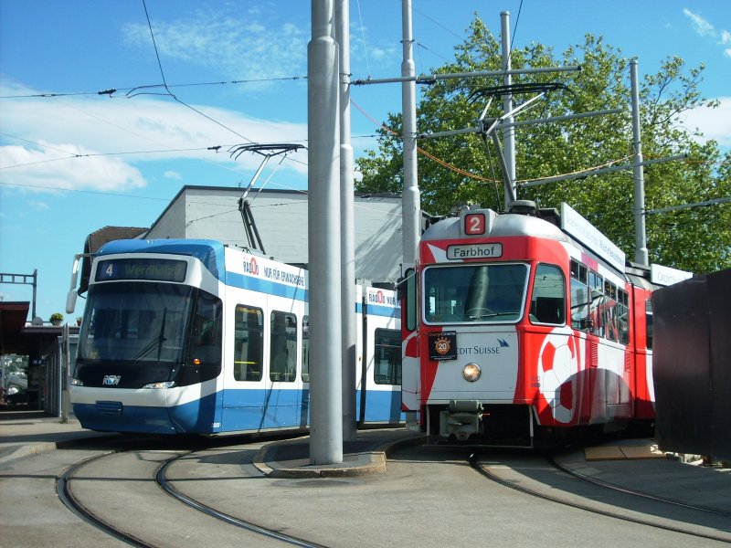 3007 (Linie 4) und 1683 (Linie 2), Endhaltestelle Bahnhof Tiefenbrunnen.