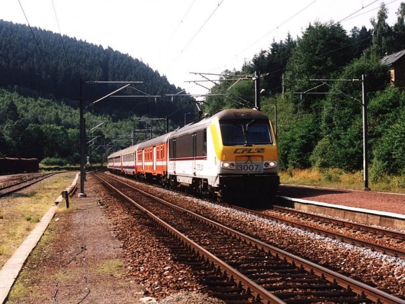 3007 mit IR 110 Luxembourg-Liers auf Bahnhof Vielsalm am 21-7-2004. Bild und scan: Date Jan de Vries. 