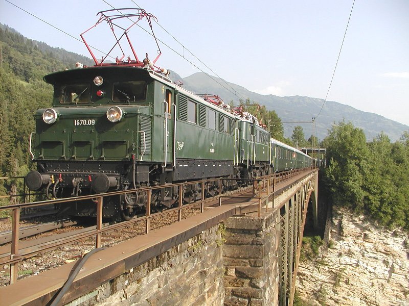 30.07.2005,  Gastein-Express  mit 1670.09 und 1040.01 auf der Angertalbrcke der Tauernbahn