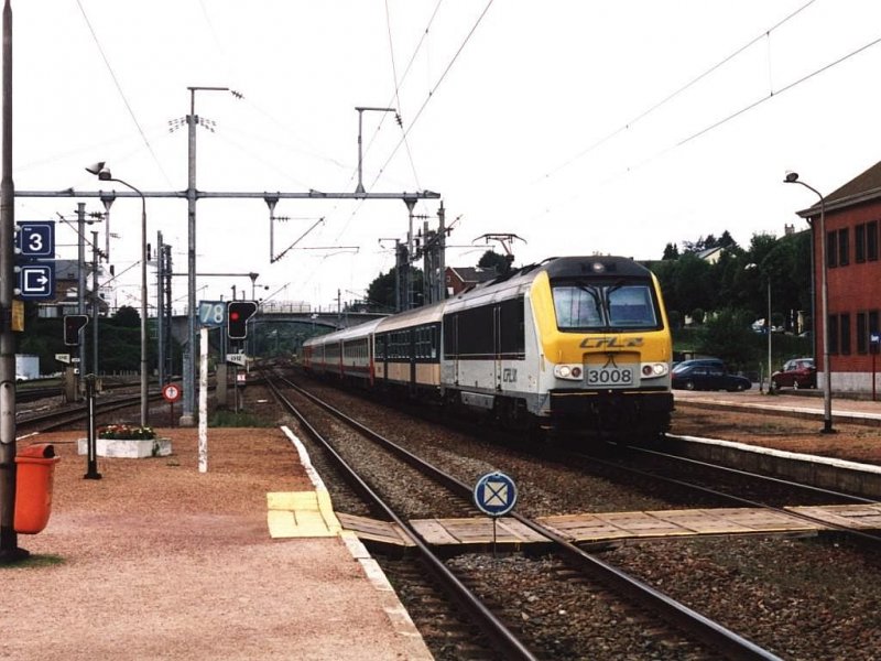 3008 mit eine bunte IR 117 Liers-Luxembourg auf Bahnhof Gouvy am 22-7-2004. Bild und scan: Date Jan de Vries. 