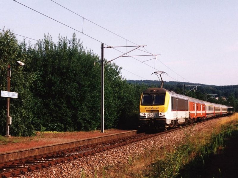 3008 mit IR 118 Luxembourg-Liers auf das ehemalige Bahnhof Grand Halleux am 22-7-2004. Bild und scan: Date Jan de Vries. 