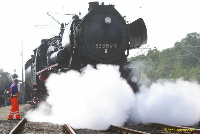 30.08.2008. Br 52 8154-8 beim Umsetzen auf dem Gelnde  SFW Schienenfahrzeugwerk Delitzsch GmbH  anlsslich der 100 Jahr Feier. Br 52 8154-8 und E44 044 teilen sich den Pendelverkehr zwischen dem Werk und dem nah gelegenen Bahnhof. 
