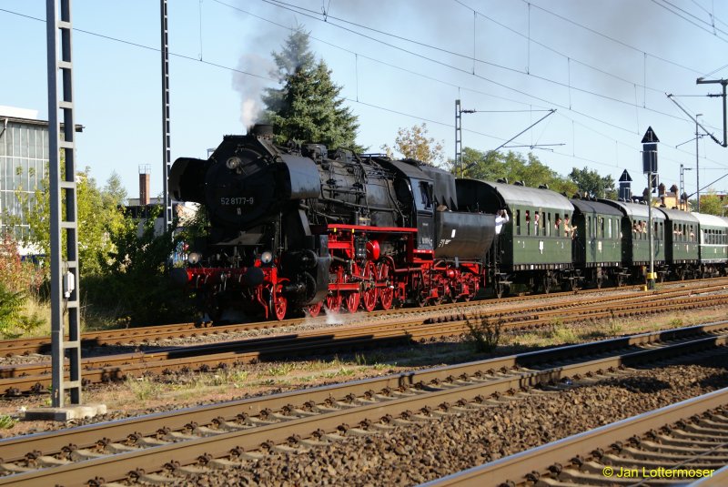 30.08.2008. Br 52 8177-8 auf dem Heimweg von der 100 Jahr-Feier des  SFW Schienenfahrzeugwerk Delitzsch GmbH  Richtung Berlin. Am Zugende die angeheizte aber leider nicht Selbststndig fahrende Br 03 1010. (abgelaufene Fristen?)
