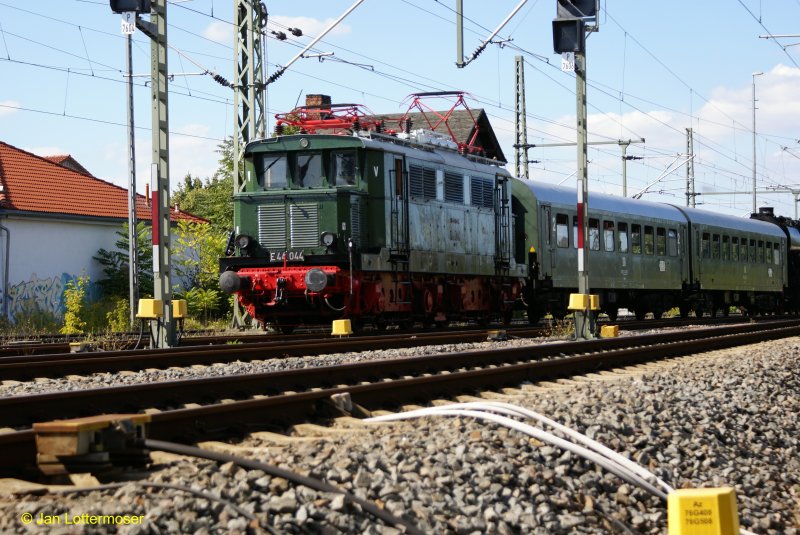 30.08.2008. Br E 44 044 bei einer Pendel fahrt zwischen dem Werksgelnde der SFW und dem nahe gelegenen Bahnhof.