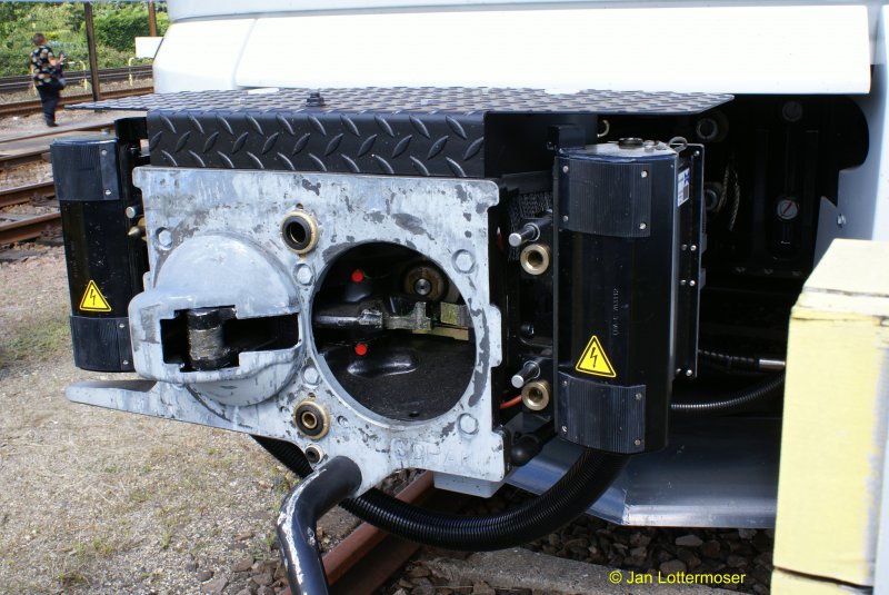 30.08.2008. Nahaufnahme der Kupplung von Br ET 5.18 auf dem Gelnde  SFW Schienenfahrzeugwerk Delitzsch GmbH  anlsslich der 100 Jahr Feier.