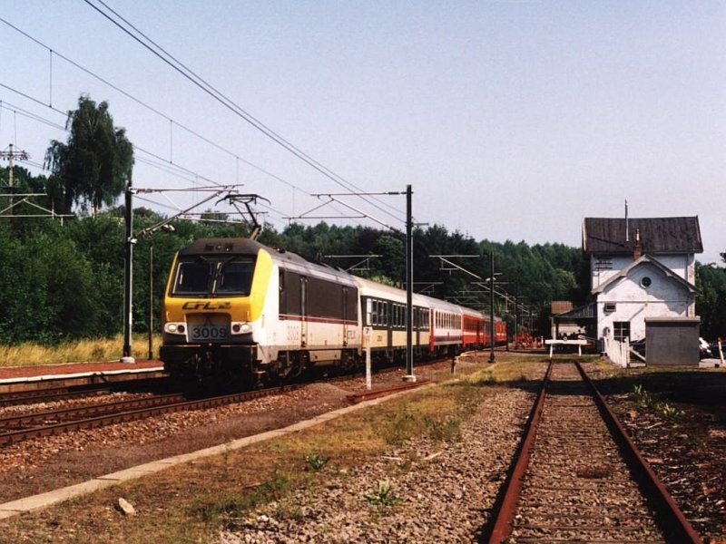 3009 mit eine bunte IR 113 Liers-Luxembourg auf Bahnhof Vielsalm am 21-7-2004. Bild und scan: Date Jan de Vries. 