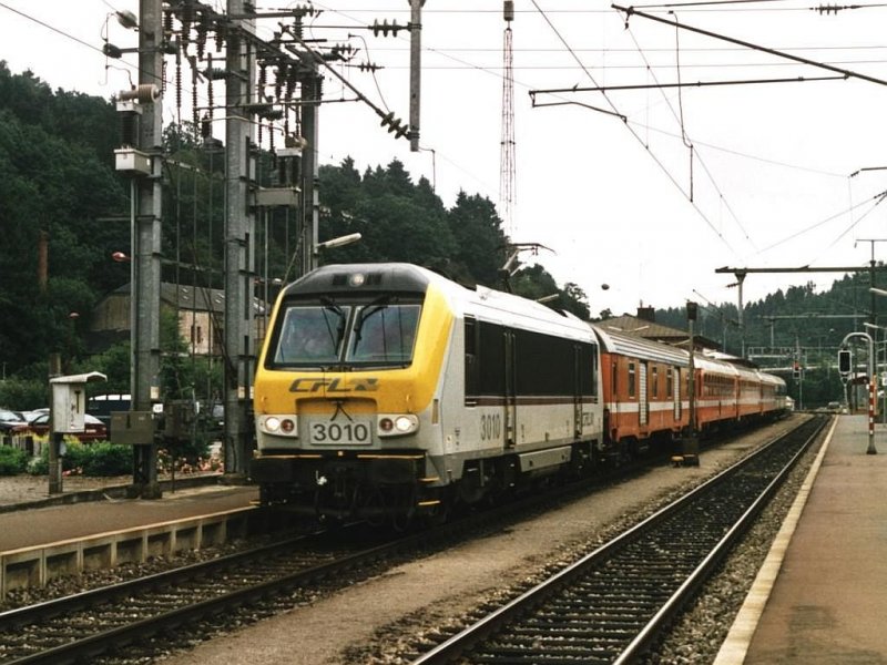 3010 mit IR 110 Luxembourg-Liers auf Bahnhof Troisvi�rges am 25-7-2002. Bild und scan: Date Jan de Vries. 