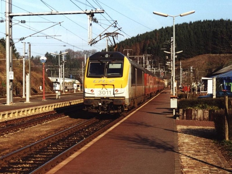 3011 mit IR-zug Lige Guillemins-Luxembourg auf Bahnhof Troisvirges am 8-4-2000. Bild und scan: Date Jan de Vries. 