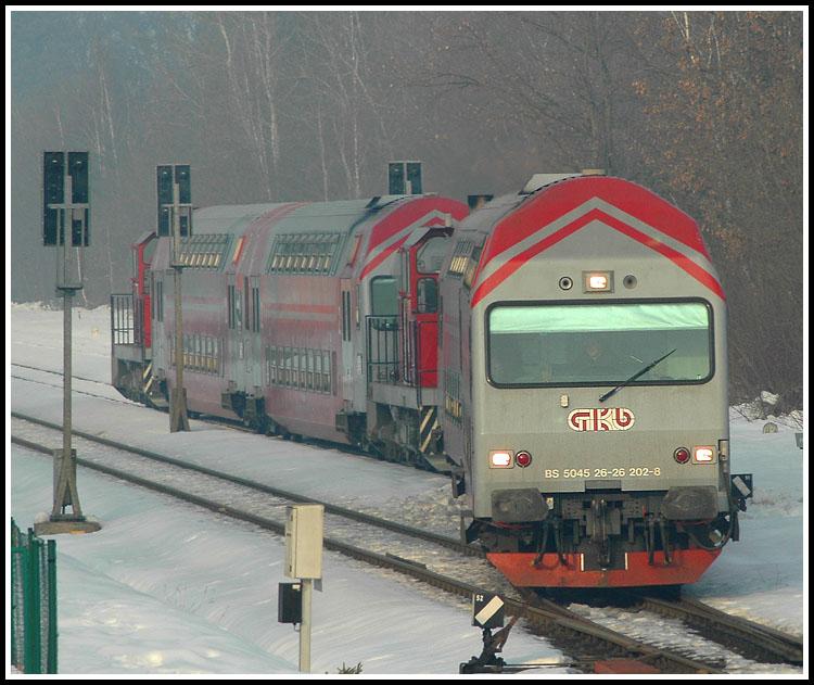 30.1.2006: R 8569/8469 bei der Ausfahrt aus Premsttten-Tobelbad. Heute ist es gar nicht mehr so einfach, eine Doppelstockgarnitur ohne Kunstwaggon zu erwischen. Die GKB war, was die Doppelstockwaggons betrifft, bringens Vorreiter in sterreich. Sie wurden im Frhjahr 1993 in Dienst gestellt.