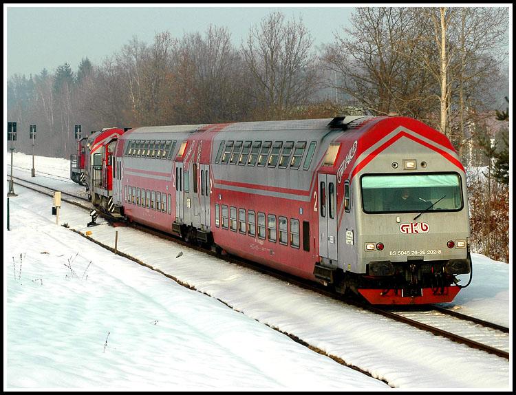 30.1.2006: R 8569/8469 bei der Ausfahrt aus Premsttten-Tobelbad. Heute ist es gar nicht mehr so einfach, eine Doppelstockgarnitur ohne Kunstwaggon zu erwischen. Die GKB war, was die Doppelstockwaggons betrifft, bringens Vorreiter in sterreich. Sie wurden im Frhjahr 1993 in Dienst gestellt.