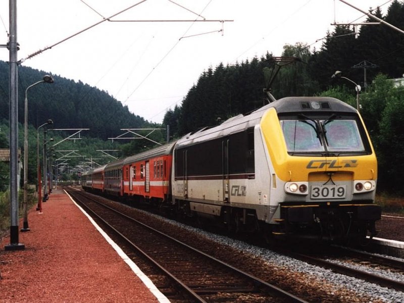 3019 mit IR 114 Luxembourg-Liers auf Bahnhof Vielsalm 21-7-2004. Bild und scan: Date Jan de Vries.
