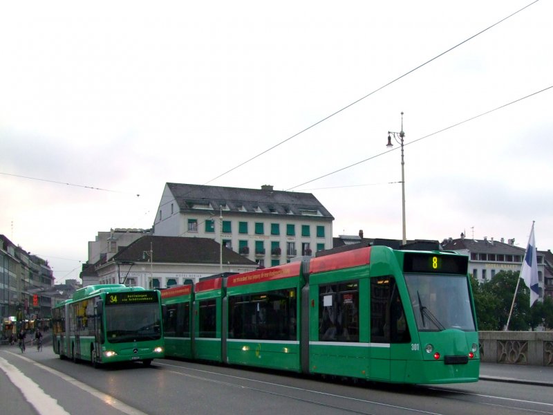 301(Linie 8) kreuzt mit Bus(Linie 34) auf der mittleren Rheinbrcke; 080901 7:08