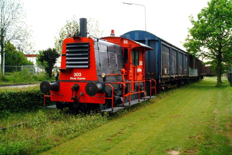 303 am 30-4-2003 in Maastricht, die kleine Lok wurde benutzt um Wagen, Triebwagen und Loks zum Verschrotter in Maastricht zu bringen, deshalb der Name  sloop expres (verschrottungs expres)an der Lok.