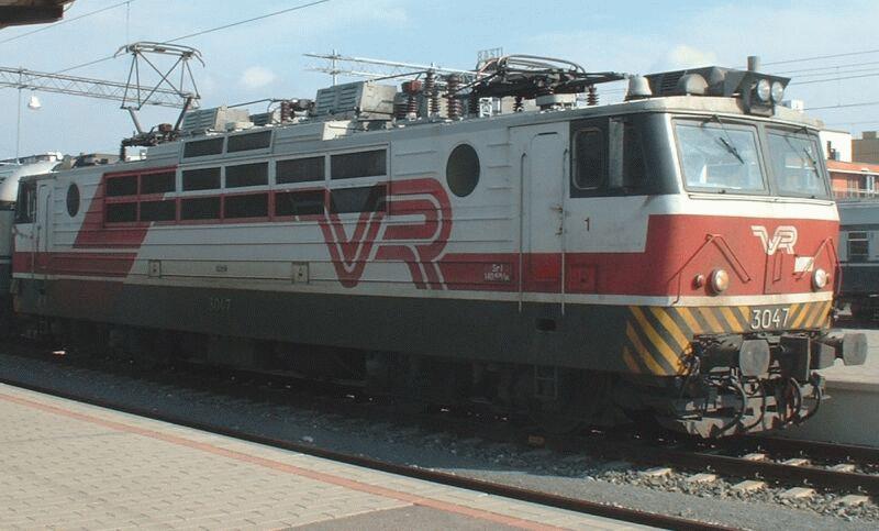 3047 am 06.09.2002 in Tampere. Diese Lok hat die Lftungsgitter und runden Fenster an der rechten und linken Lokseite unterschiedlich angeordnet. Siehe nchste Aufnahme. Die Loks wurden noch von der Sowjet-Union an Finnland geliefert. 