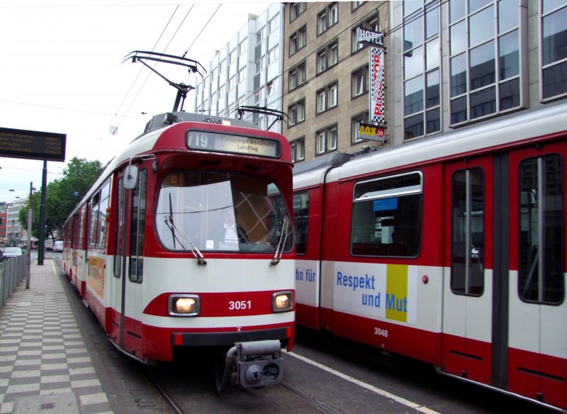 3051 ist als Linie719 Richtung Polizeipr�sidium/Landtag unterwegs und kreuzt mit 3048; 080826
