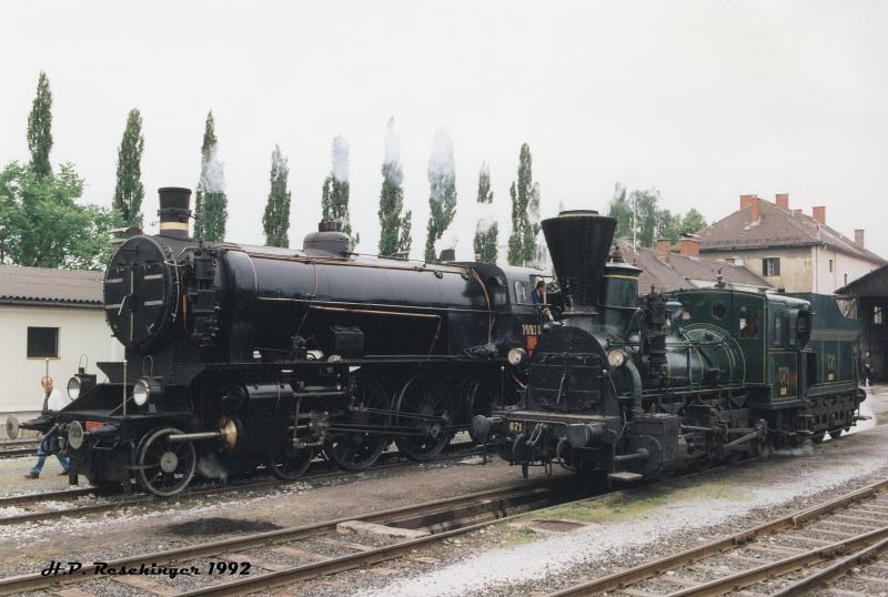 30.5.1992: Einen Tag vor dem Bahnhofsfest in Graz sind 109.13 und 03.002 (nicht im Bild) in Graz eingetroffen