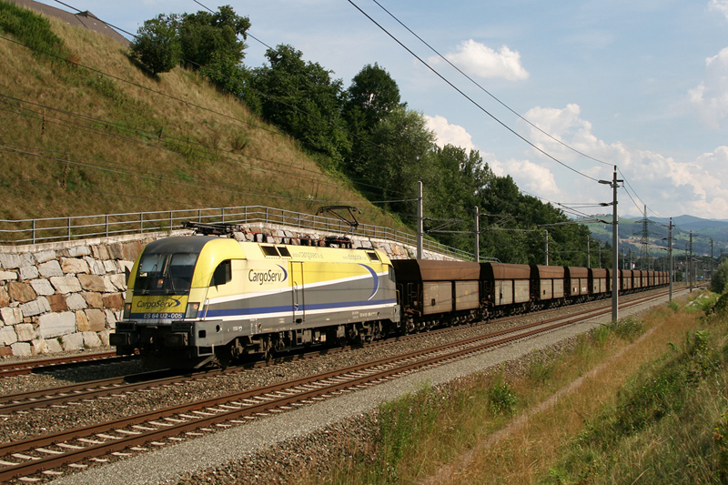 30.7.08 Ein Ausflug auf die Phyrnbahn hat sich ebenfalls gelohnt, neben den Werbeochsen kamen uns auch Zge eines privaten EVUs vor die Linse. CargoServ pendelt mehrmals tglich mit Erzzgen zwischen Eisenerz und Linz. Heute fuhr die ES64U2 005 mit einem umgeleiteten Erzzug von Eisenerz nach Linz Stahlwerke.